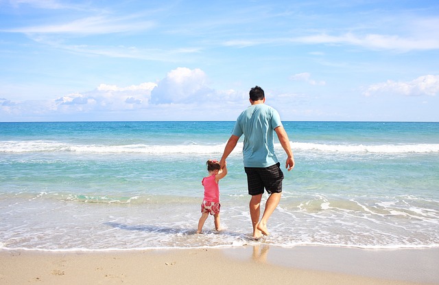 otec s dcerou na pláži.jpg