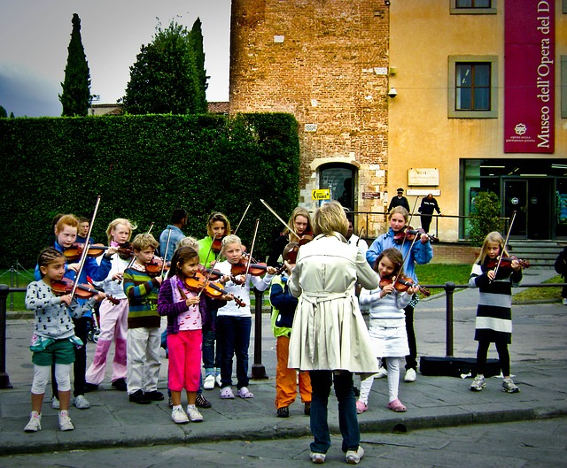 děti hrající na ulici na housle