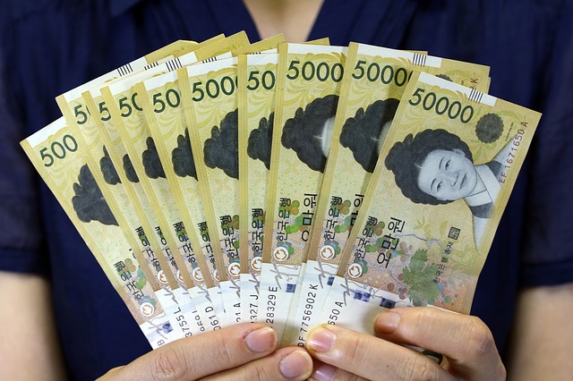 vějíř asijských bankovek