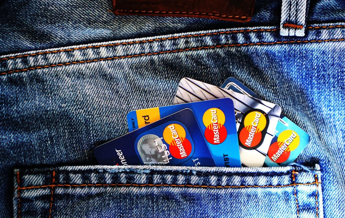 kreditní karty v kapse